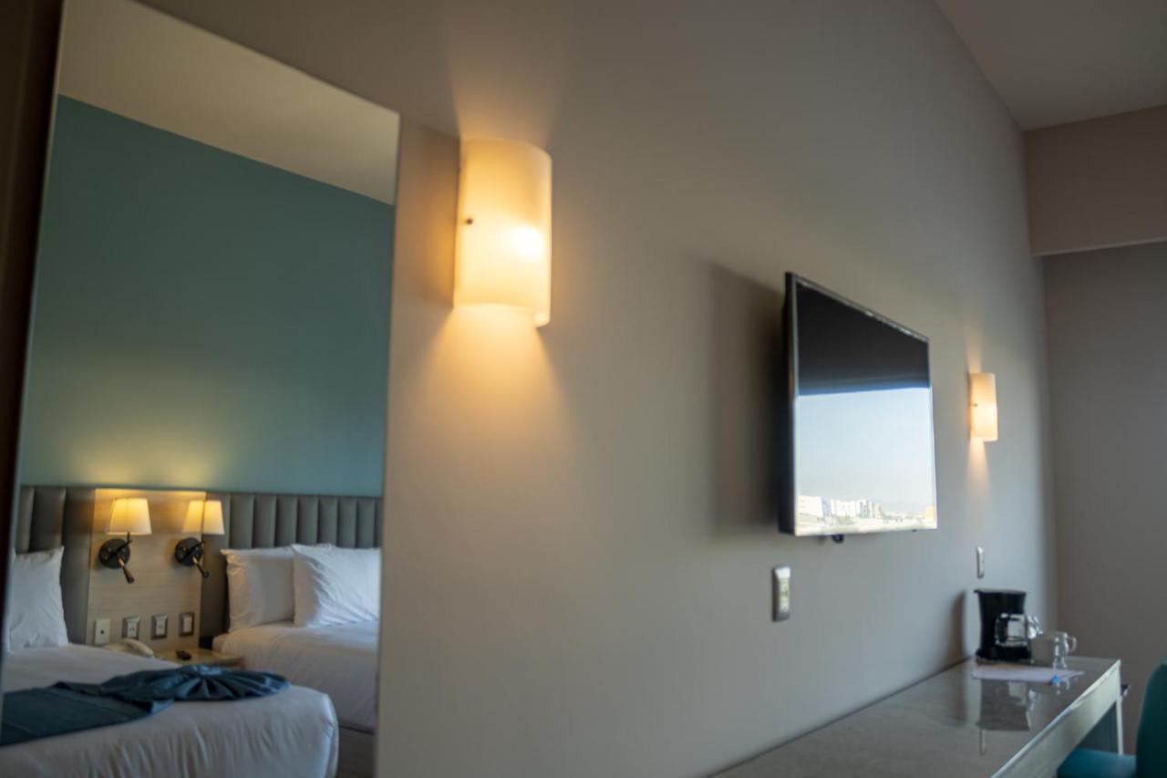 Habitación con cama extragrande y vistas al lago